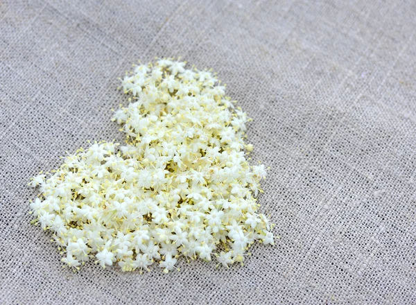 Cuore da fiori bianchi su sacco — Foto Stock