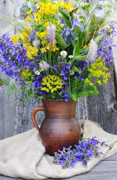 Beau bouquet de fleurs sauvages lumineuses — Photo