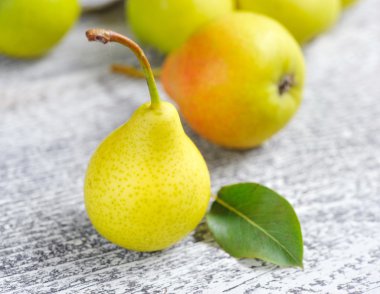 eski ahşap zemin üzerinde taze hasat armut