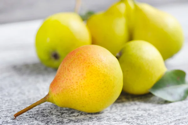 Freshly harvested pears on old wooden background — Stock Photo, Image