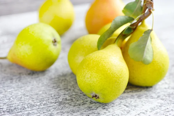 Vers geoogste peren op oude houten achtergrond — Stockfoto