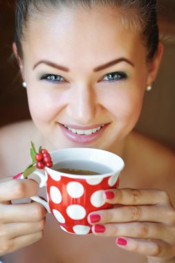 Yabanmersini çayı fincan güzel kadın tutar