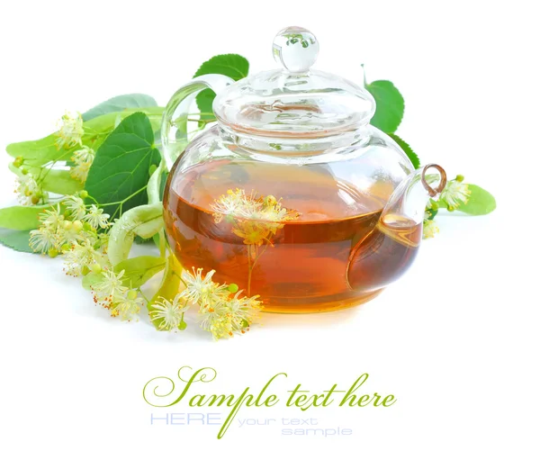 Teekanne mit Lindentee und Blumen — Stockfoto