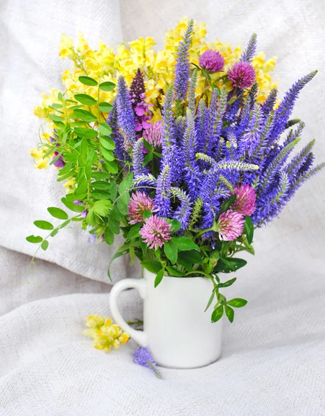Güzel parlak kır çiçekleri buketi — Stok fotoğraf