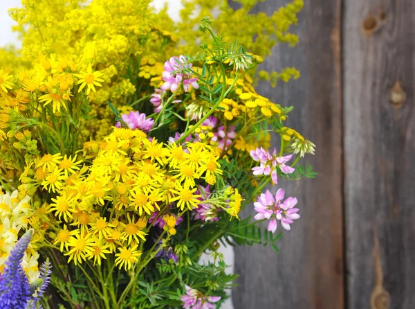 Hermoso ramo de flores silvestres brillantes — Foto de Stock