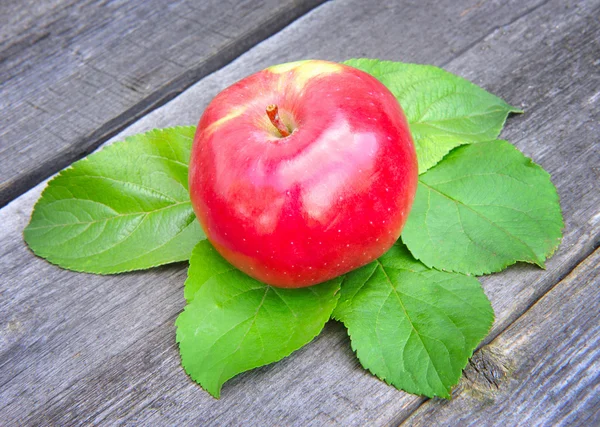 Fresh apple on the wooden bench — Stock Photo, Image