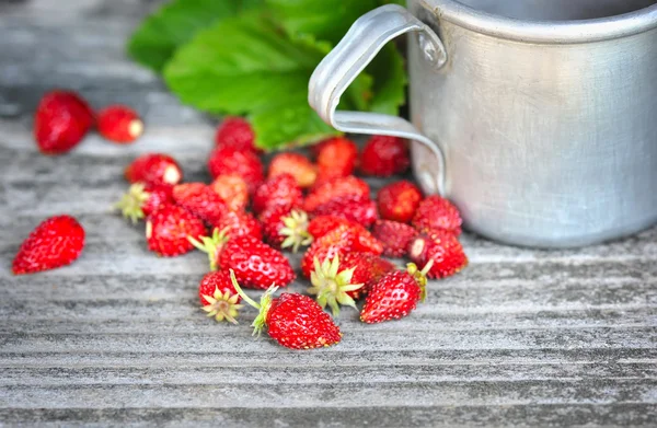 Färska smultron på ett gammalt träbord — Stockfoto