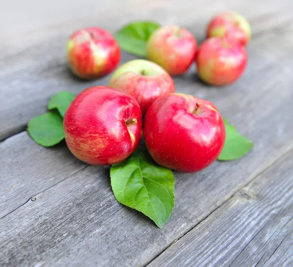Manzanas frescas en el banco de madera —  Fotos de Stock
