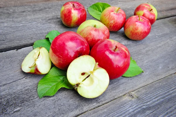 Manzanas frescas en el banco de madera — Foto de Stock