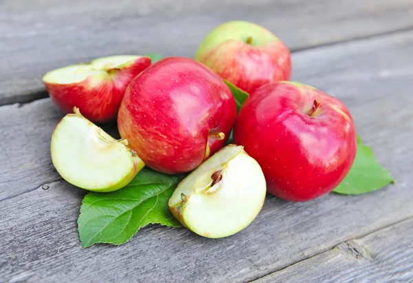 Manzanas frescas en el banco de madera — Foto de Stock