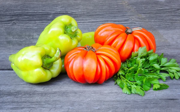 Tomates frescos (tipo Beauty Lottringa), pimientos verdes dulces y perejil sobre una vieja mesa de madera —  Fotos de Stock