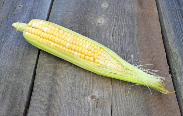 Organic fresh corn on wooden surface — Stock Photo, Image