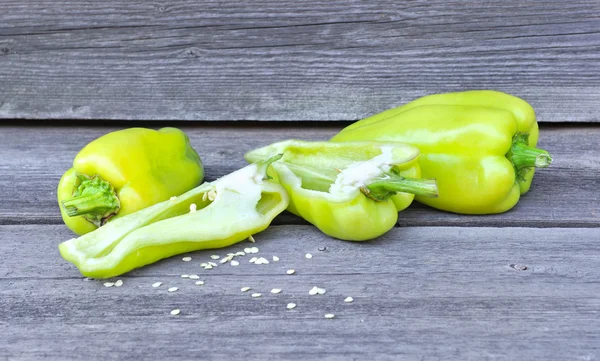 Pimientos verdes dulces frescos en una vieja mesa de madera —  Fotos de Stock