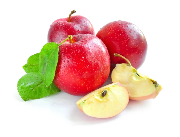 Manzanas rojas frescas con hojas sobre fondo blanco — Foto de Stock