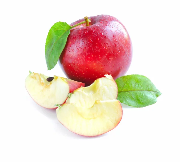 Manzanas rojas frescas con hojas sobre fondo blanco — Foto de Stock