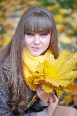 yapraklar sonbaharda güzel genç kadın portresi