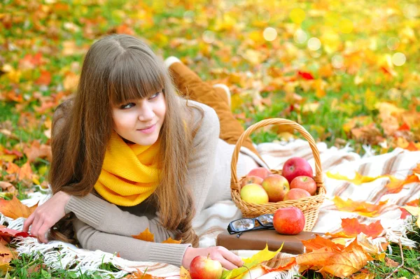 Fiatal csinos nő pihentető az őszi parkban — Stock Fotó