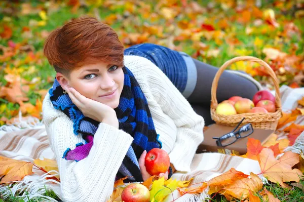 Jeune jolie femme se relaxant dans le parc d'automne — Photo