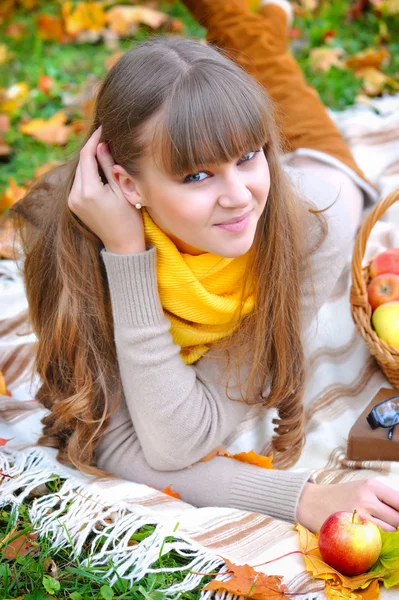 Jovem mulher bonita relaxante no parque de outono — Fotografia de Stock