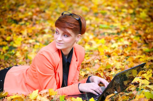 가 공원에서 노트북으로 귀여운 여자 — 스톡 사진