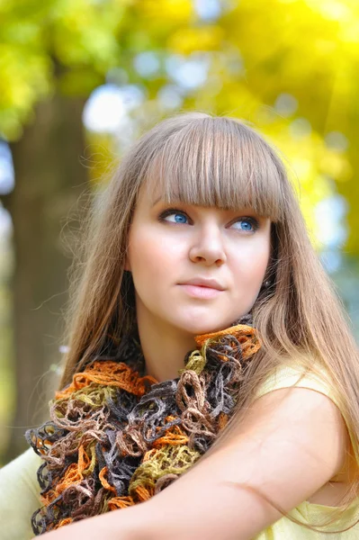 Junge süße Frau im Herbstpark — Stockfoto