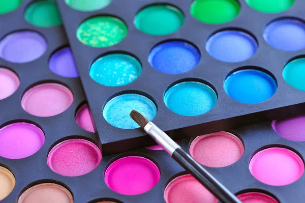 Paleta de sombras profesionales con pincel de maquillaje. Fondo de maquillaje — Foto de Stock