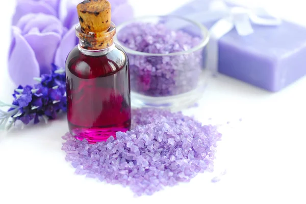 Lavendelöl und Meersalz. Spa-Konzept — Stockfoto
