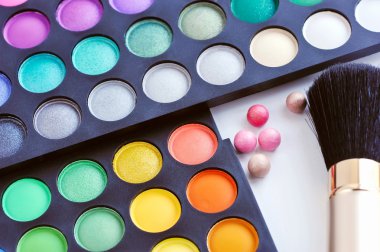 Makyaj fırça ile profesyonel göz gölgeler paleti