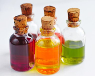 şişeleri temel yağlar ile üzerine beyaz izole