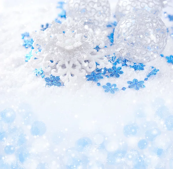 Decorações azuis e prateadas de Natal em neve em um backg festivo — Fotografia de Stock