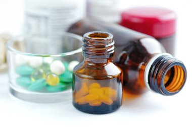 hapları üzerinde beyaz bir arka plan ile şişe