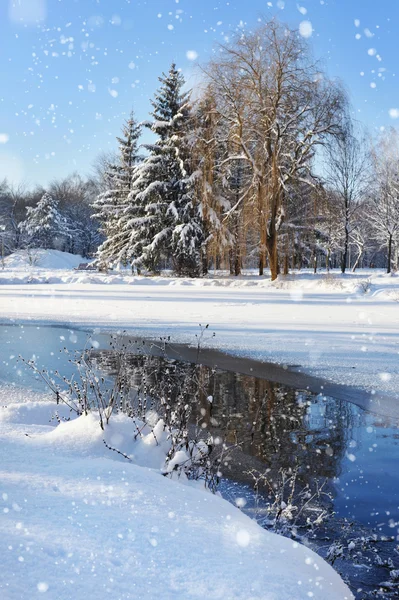 Winterlandschap met de rivier in ijzige dag — Stockfoto