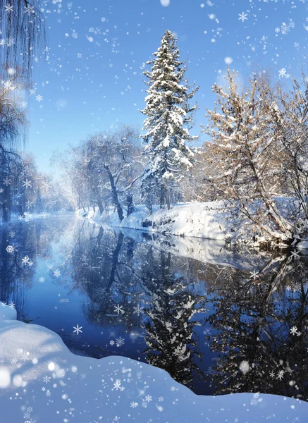 Paesaggio invernale con il fiume nella gelida giornata — Foto Stock