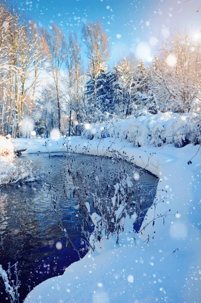 Mooie winterlandschap met de rivier — Stockfoto