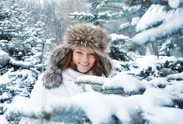 Jeune femme dans la forêt d'hiver — Photo