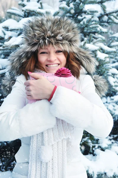 一个年轻的女孩是在冬季公园的一份礼物 — 图库照片