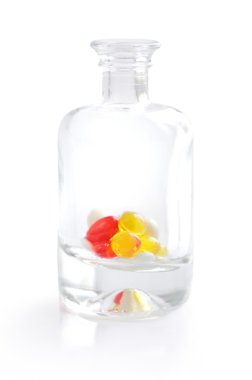 hapları üzerinde beyaz bir arka plan ile şişe