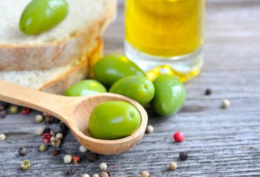 tahta kaşık zeytin yağı ile yeşil ve biber ahşap arka plan rengi