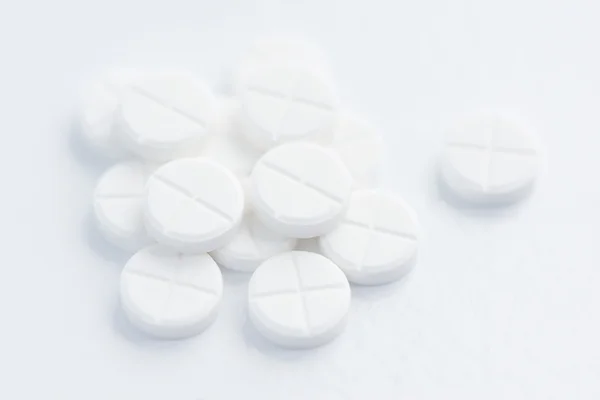 Witte pillen op witte achtergrond — Stockfoto