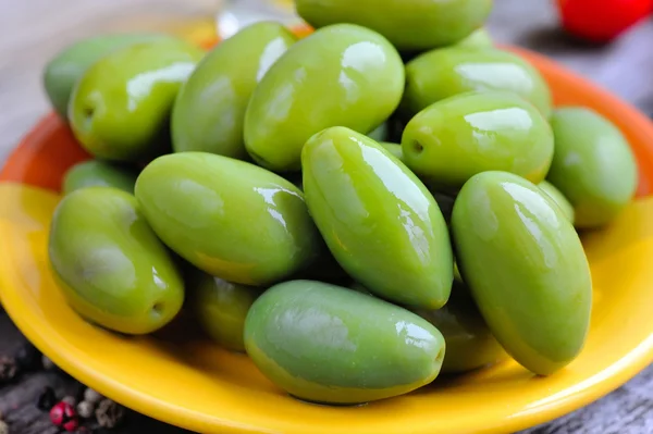 Groene olijven — Stockfoto