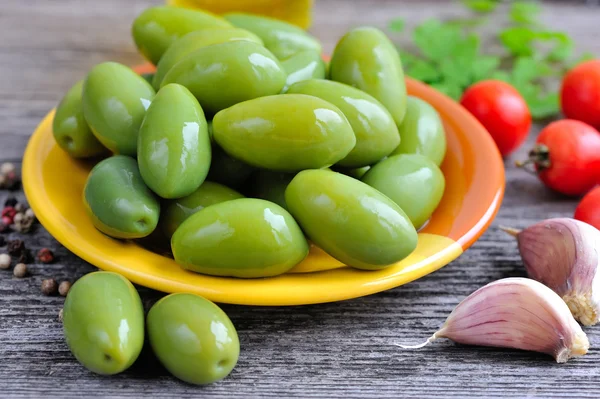 Groene olijven — Stockfoto