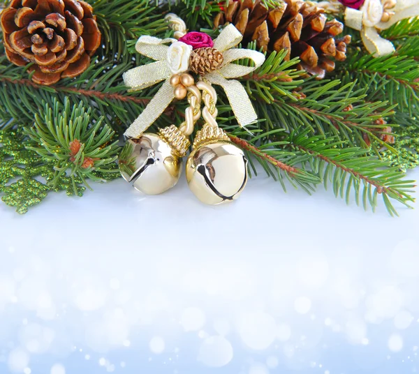 Takken van sparren en decoraties kerstballen over feestelijke achtergrond — Stockfoto
