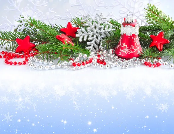Ramos de abeto são com decorações de Natal em fundo festivo — Fotografia de Stock