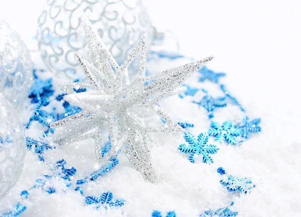 Niebieskie i srebrne ozdoby świąteczne na śniegu — Zdjęcie stockowe