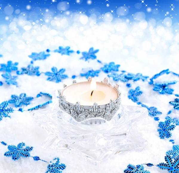 Vela de Natal com flocos de neve azuis em um fundo festivo — Fotografia de Stock