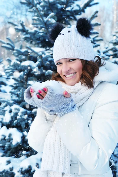 Unga flickan med snö i händer — Stockfoto