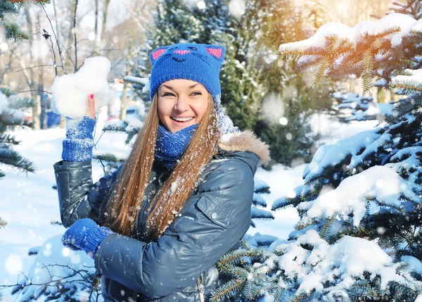 Winter Frau spielen Schneebälle auf Schnee Hintergrund — Stockfoto