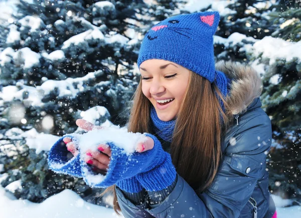 Jeune fille avec de la neige dans les mains — Photo