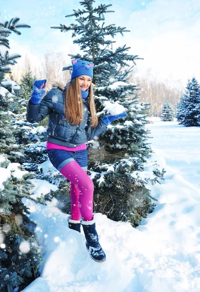 Menina com bolas de neve na mão — Fotografia de Stock