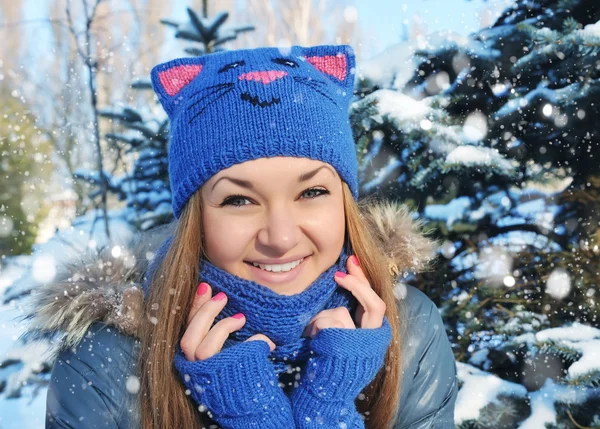 Vinterporträtt av vacker flicka — Stockfoto
